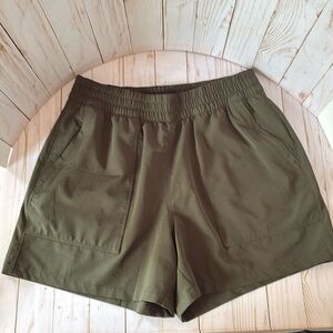 Athleta BOUNDLESS Aspen Olive Green Long Lightweight Short 3 pocket Waffle Print